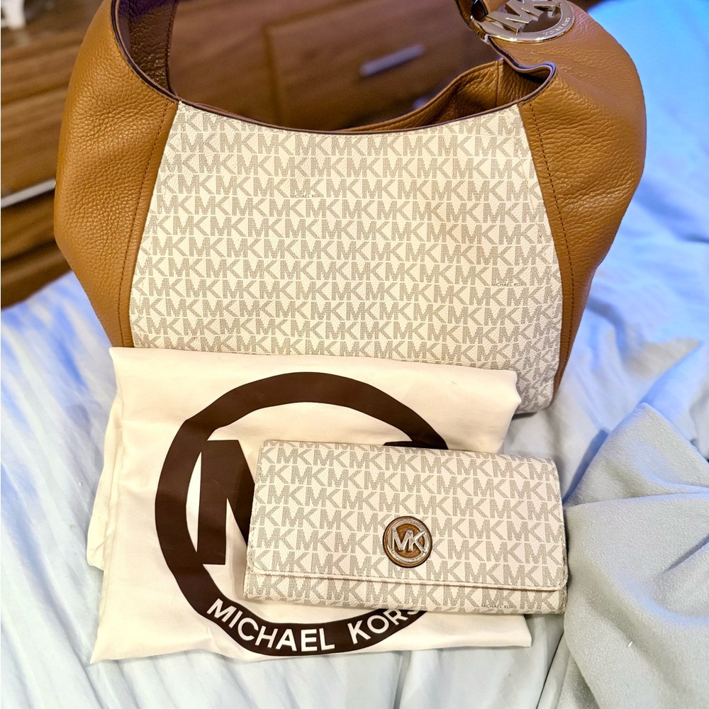 MK Gold Logo Cream Wallet - Picture 10 of 10